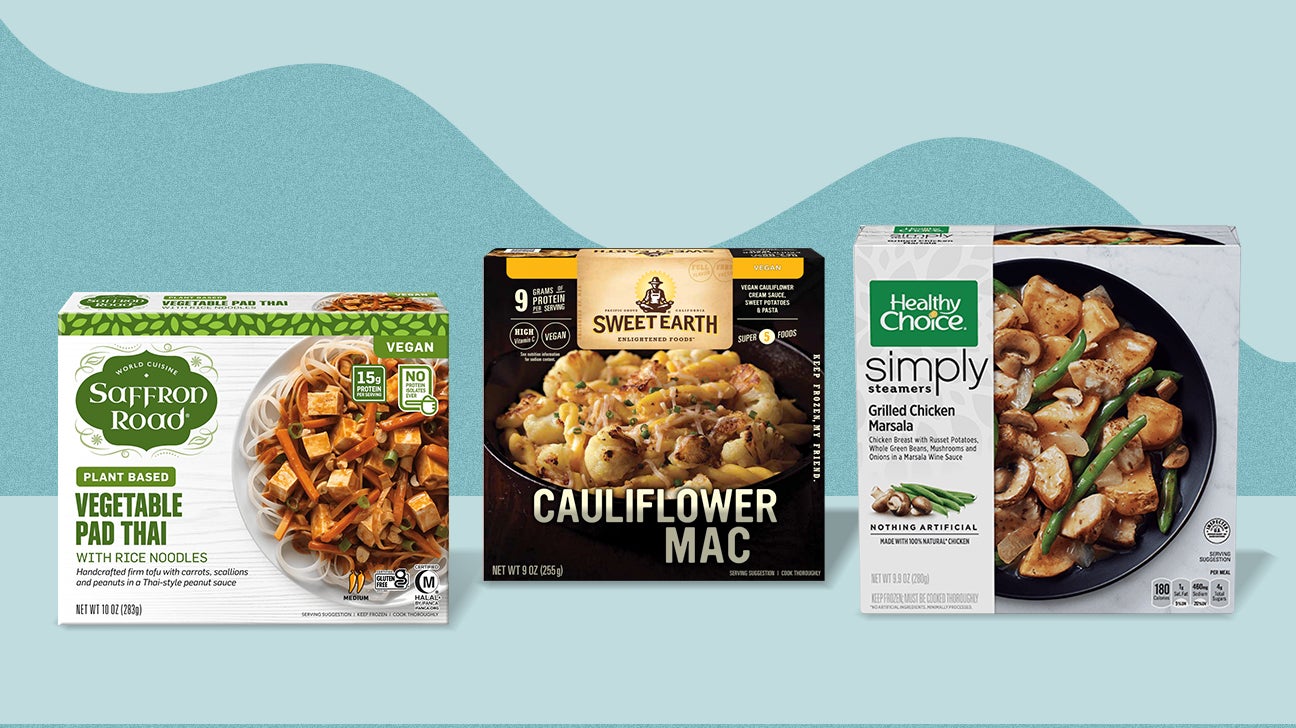 Warzywa w szklanym naczyniu z wodą w mikrofali podczas gotowania na parze