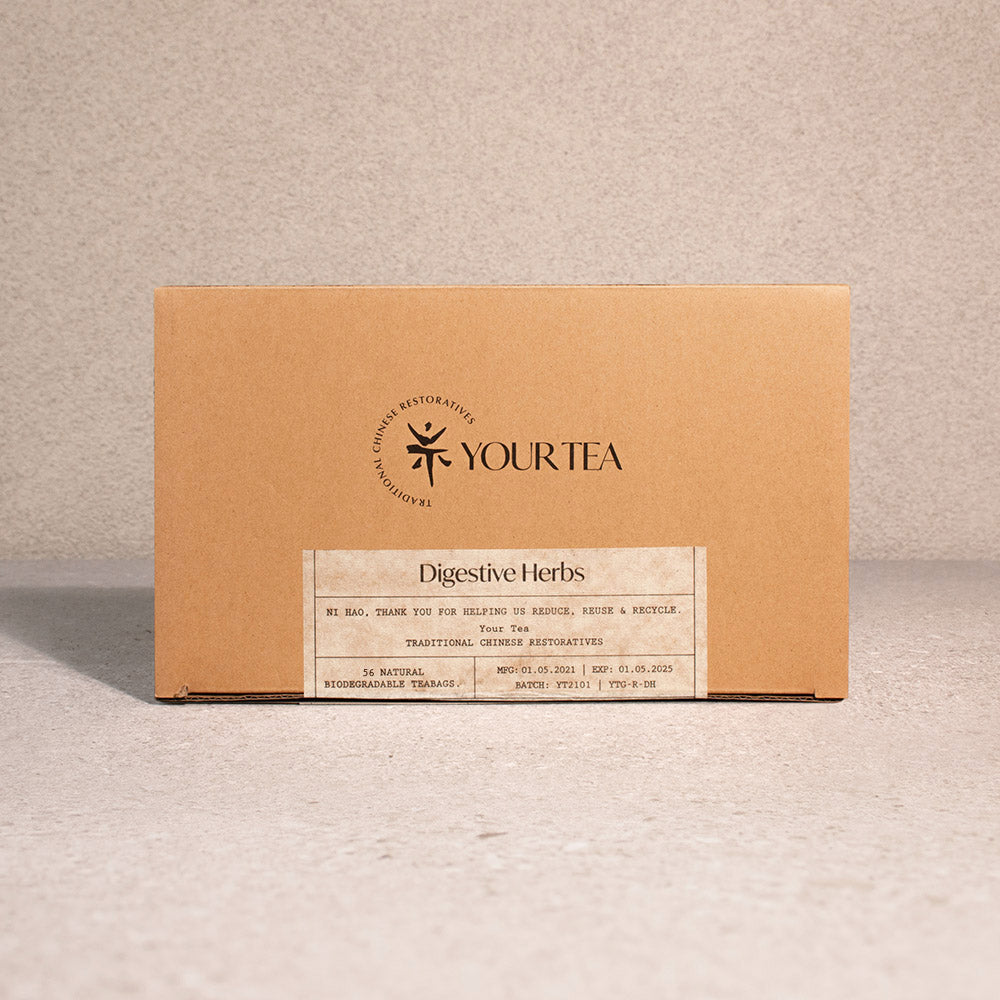 Żółte kwiaty rumianku w białej porcelanowej filiżance z parującą herbatą obok