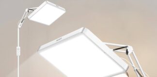 Lampoterapia w domu – jak działa światło Philips i dlaczego powinniśmy rozpocząć fototerapię? Przytulny salon z lampą fototerapeutyczną Philips emitującą jasne lecznicze światło