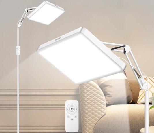 Lampoterapia w domu – jak działa światło Philips i dlaczego powinniśmy rozpocząć fototerapię? Przytulny salon z lampą fototerapeutyczną Philips emitującą jasne lecznicze światło