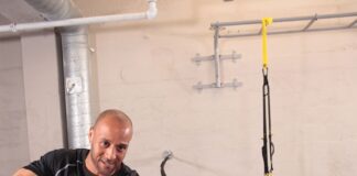 TRX suspension – jak ekspander zawieszeniowy buduje siłę, wydolność i stabilizację w każdych warunkach? Mężczyzna i kobieta trenują z taśmami TRX na siłowni i w domu pokazując wszechstronność