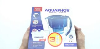 Aquaphor Crystal kontra Brita – który system filtracji efektywniej usuwa zanieczyszczenia z kranówki? Dwa dzbanki filtrujące Aquaphor Crystal i Brita obok zanieczyszczonej i czystej wody