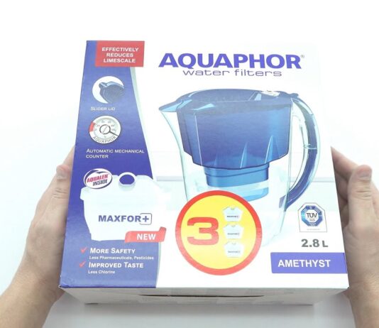 Aquaphor Crystal kontra Brita – który system filtracji efektywniej usuwa zanieczyszczenia z kranówki? Dwa dzbanki filtrujące Aquaphor Crystal i Brita obok zanieczyszczonej i czystej wody