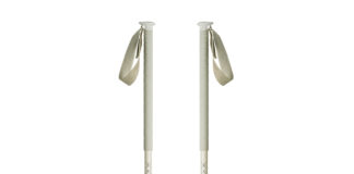 Kijki narciarskie Atomic i Salomon – jak dobrać długość, materiał i system regulacji dla początkujących? Początkujący narciarz z kijami Atomic i Salomon na zaśnieżonym stoku górskim w słońcu