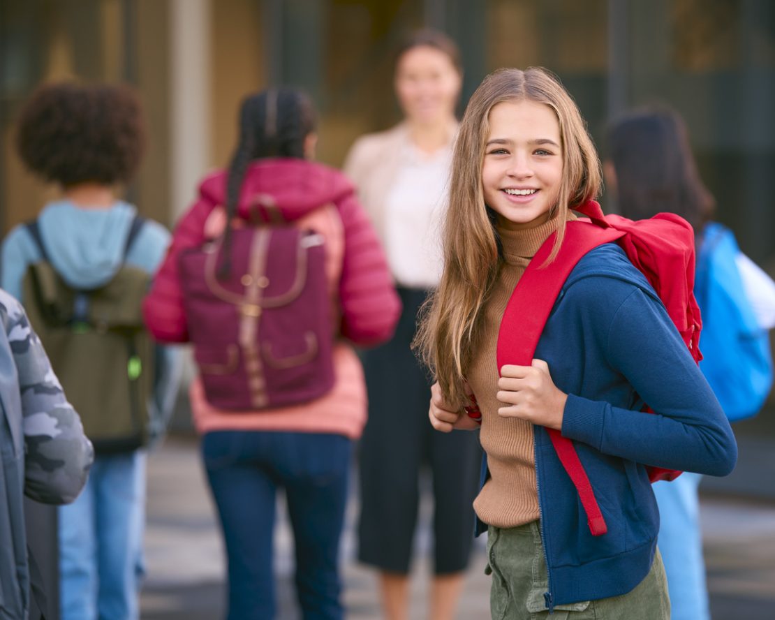 uporządkowane biurko gotowe na Pomodoro z ADHD uporządkowane biurko z timerem notatnikiem i komputerem gotowe do kolejnej sesji