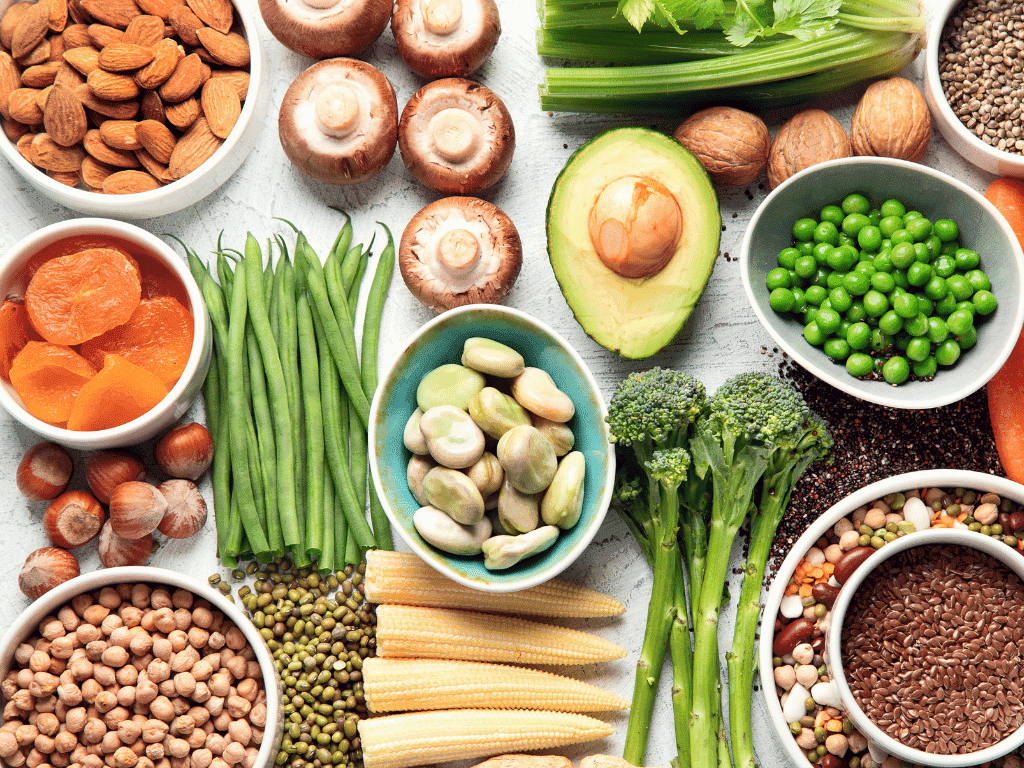 świeży i łuskany groch zielony groch w strąkach obok łuskanego w misce drewnianej