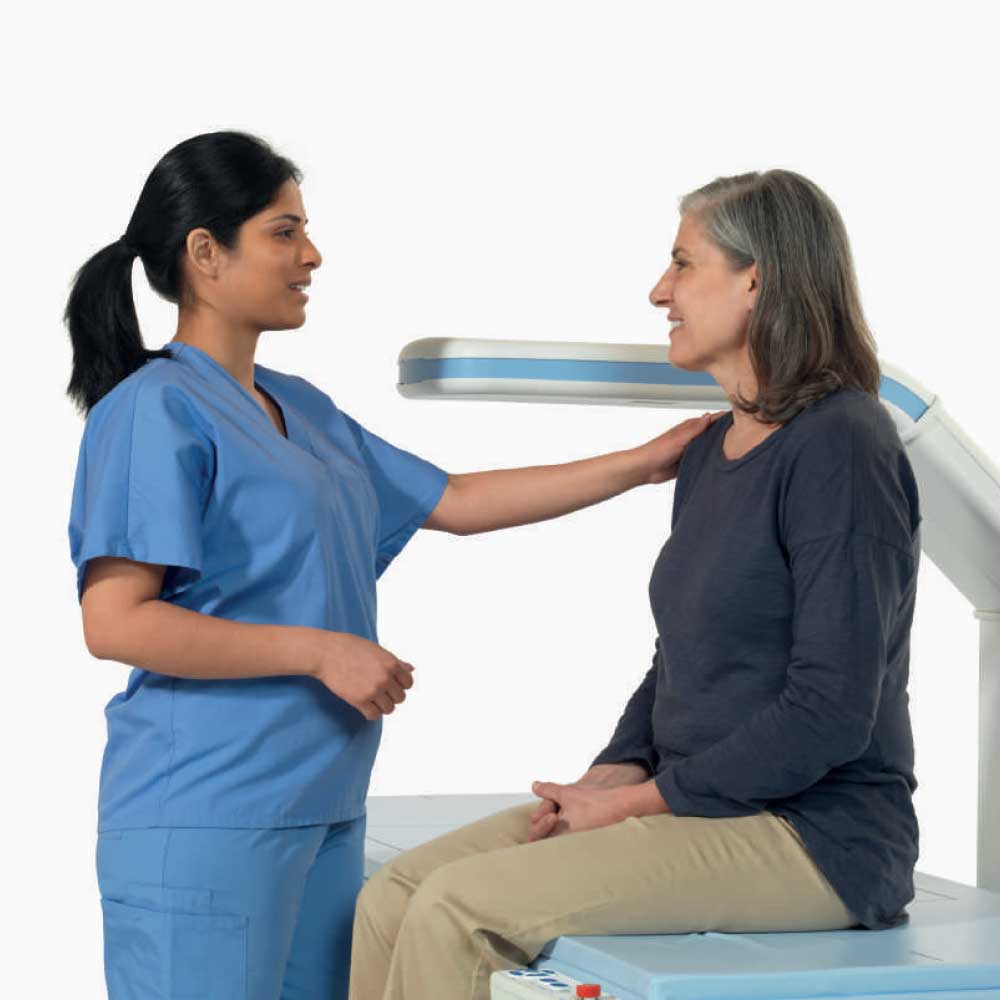 pacjent w okularach ochronnych leżący pod niskim promieniowaniem skanera