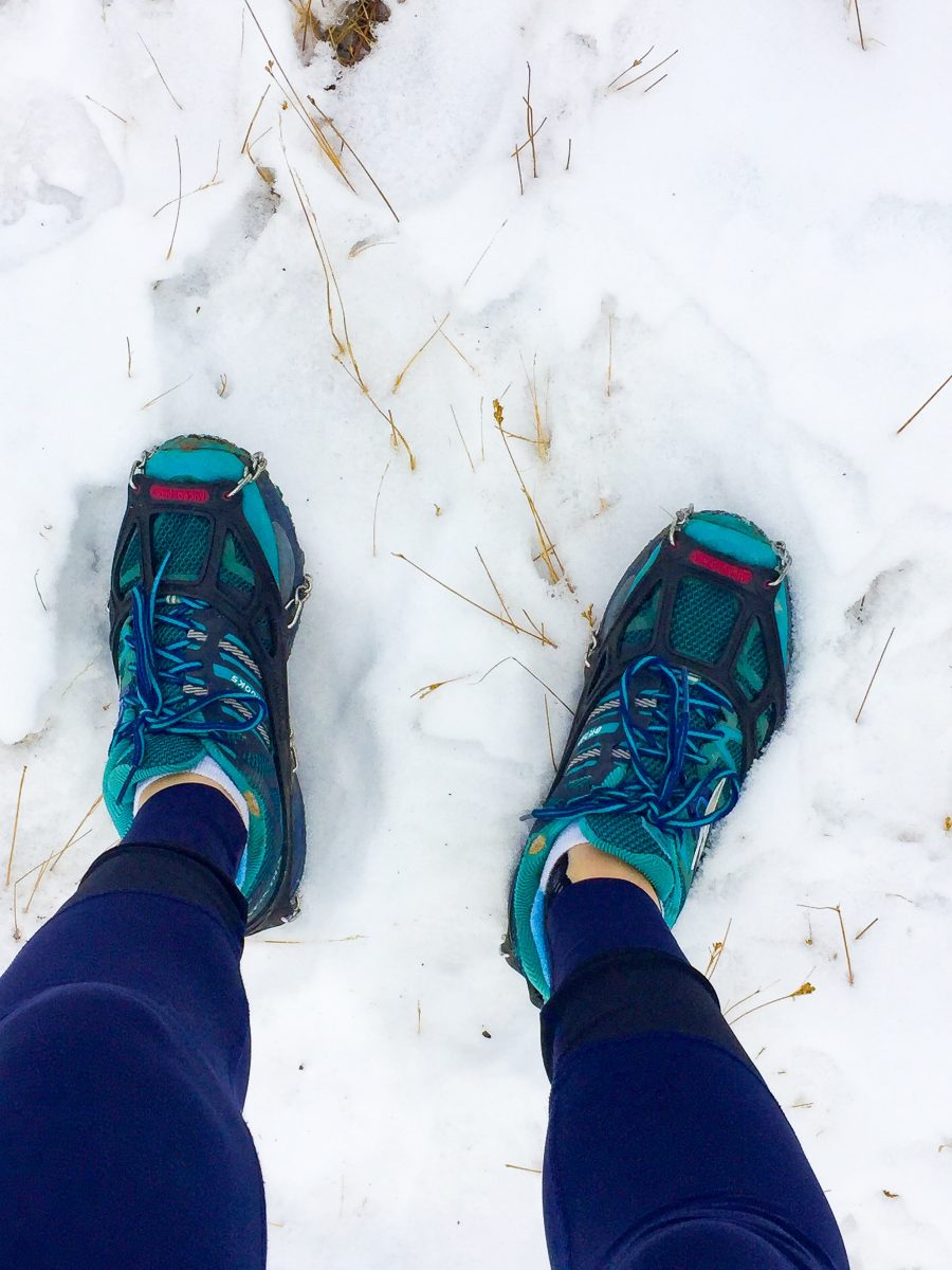 Wnętrze zimowego buta biegowego z grubą ocieplaną wkładką i membraną