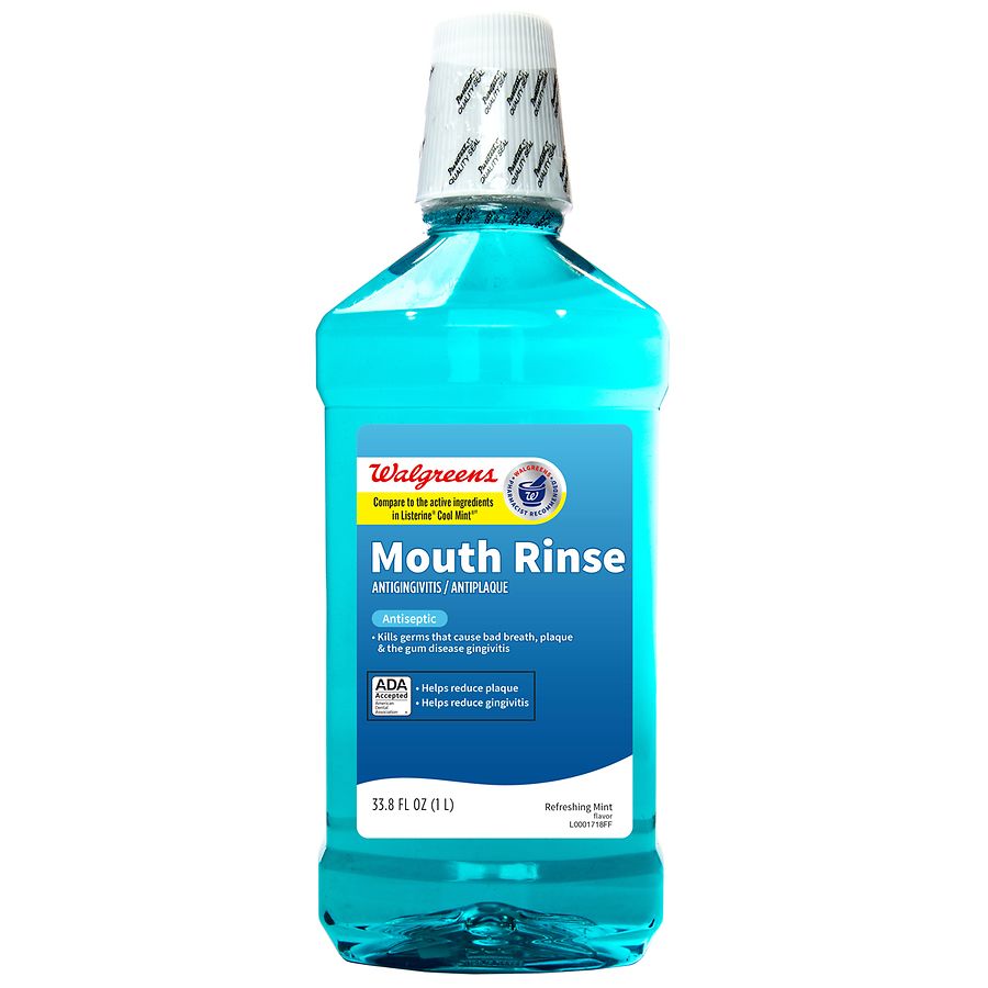 składniki naturalne płynu do ust świeże liście mięty i limonki obok otwartej butelki płynu antybakteryjnego