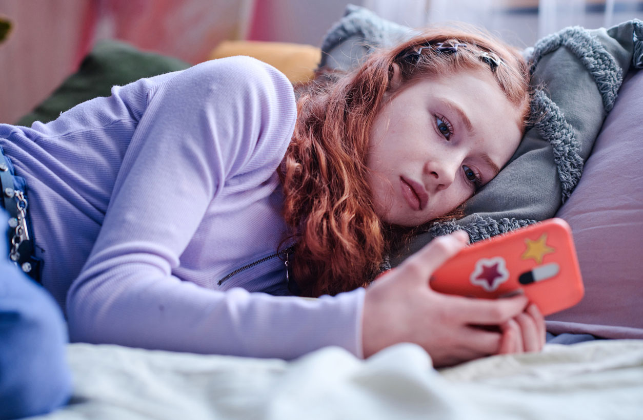 detoks od toksycznych mediów społecznościowych kobieta usuwająca aplikacje social media z ulgą i uśmiechem na twarzy