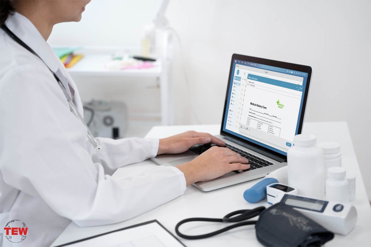 pacjent z opaską monitorującą na ręku obok smartfona lekarza z ikoną chmury