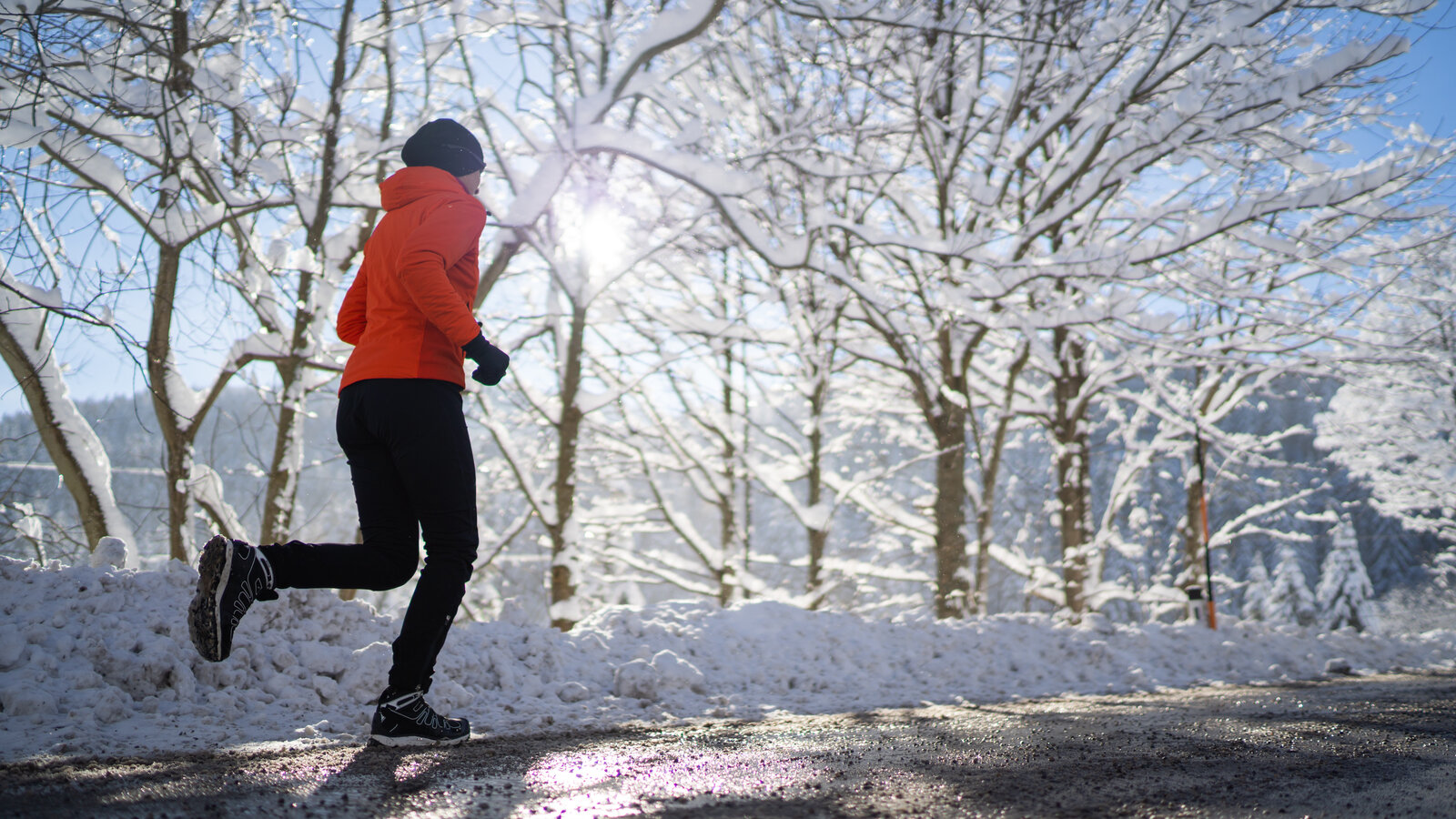 Porównanie podeszew trzech modeli zimowych butów do biegania na lodzie