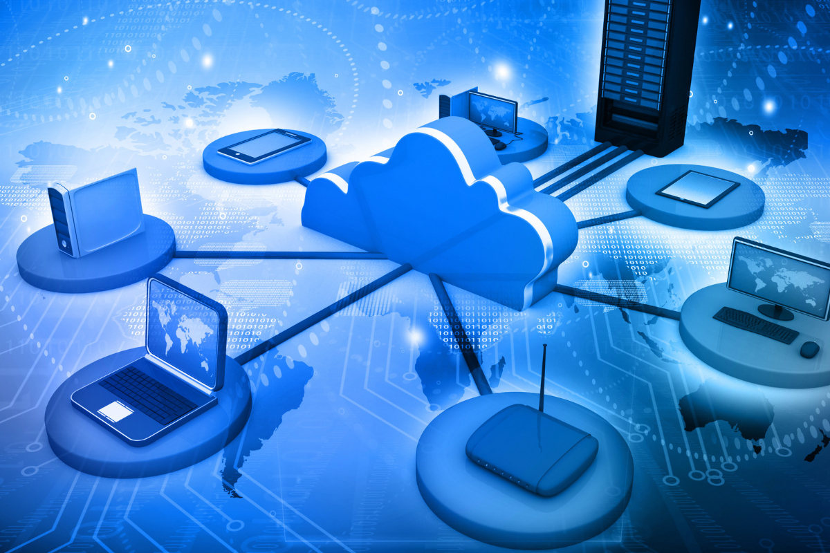 doktor z laptopem synchronizującym pliki medyczne w chmurze na korytarzu