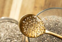 Nasiona chia i woda – jakie proporcje oraz ile czasu moczenia zagwarantują idealną konsystencję? chia po godzinie w szklance