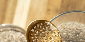 Nasiona chia i woda – jakie proporcje oraz ile czasu moczenia zagwarantują idealną konsystencję? chia po godzinie w szklance