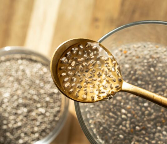 Nasiona chia i woda – jakie proporcje oraz ile czasu moczenia zagwarantują idealną konsystencję? chia po godzinie w szklance
