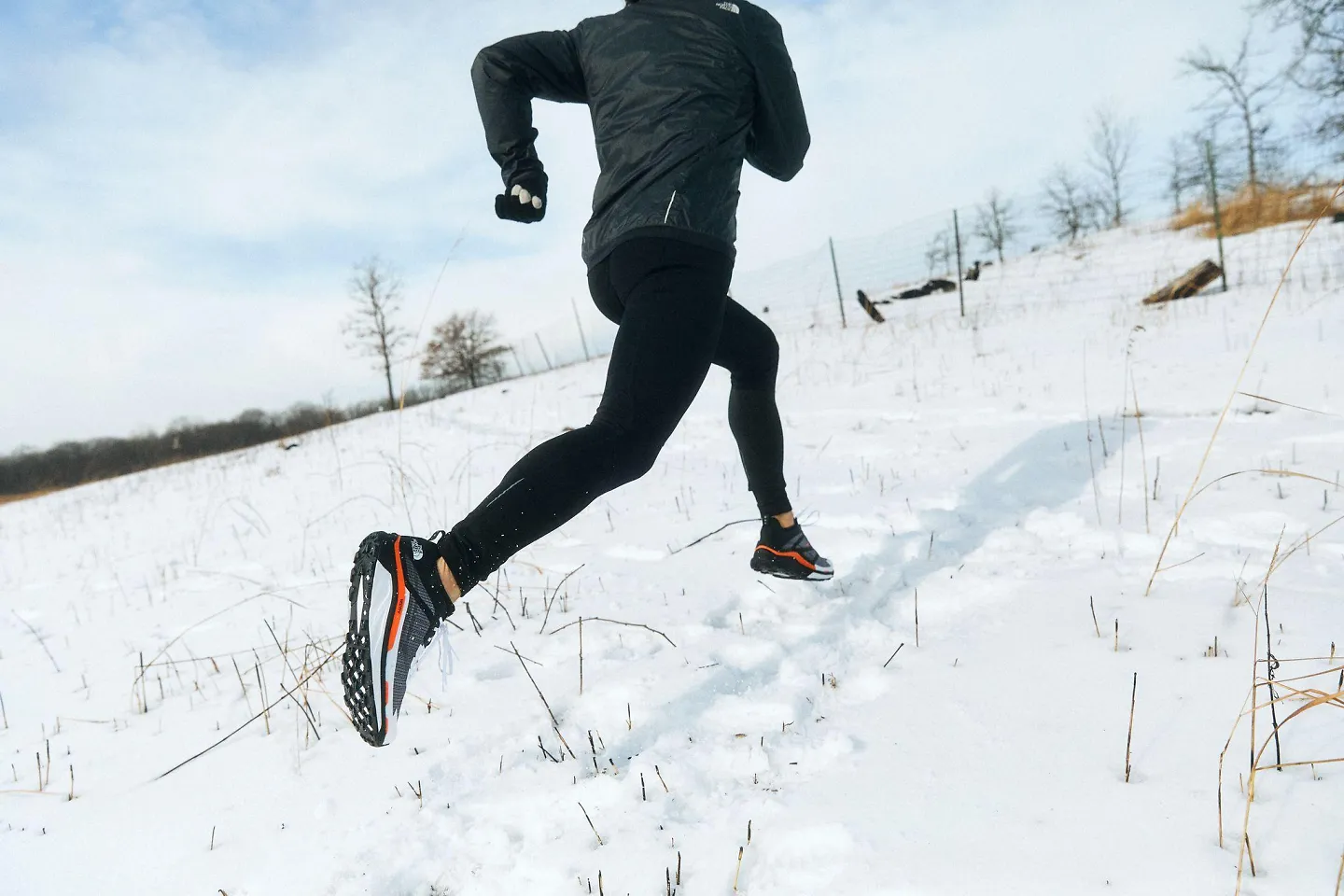 Buty do biegania zimą z systemem szybkiego sznurowania na śnieżnym polu