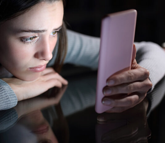 Lajki, komentarze, filtry – jak cyfrowe odbicia zniekształcają obraz, który masz o sobie? cyberprzemoc hejt na facebooku teen