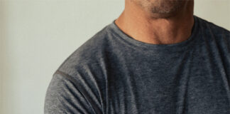 Jak wełna Merino reguluje temperaturę ciała – mechanizm naturalnej klimatyzacji w koszulkach termoaktywnych czarna koszulka merino na modelu meskim 1771200295