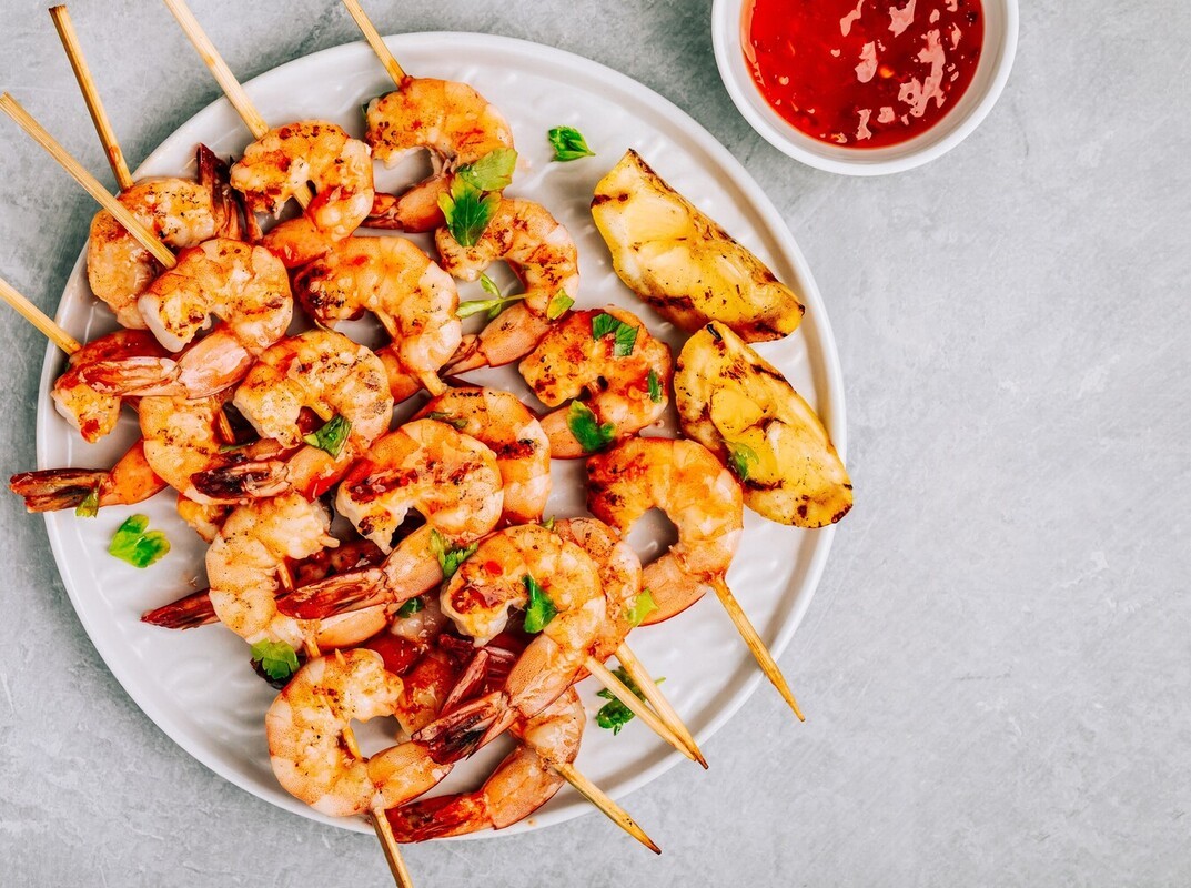 gotowane warzywa dla wątroby gotowane marchewki i brokuły polane oliwą na białym talerzu z ziołami