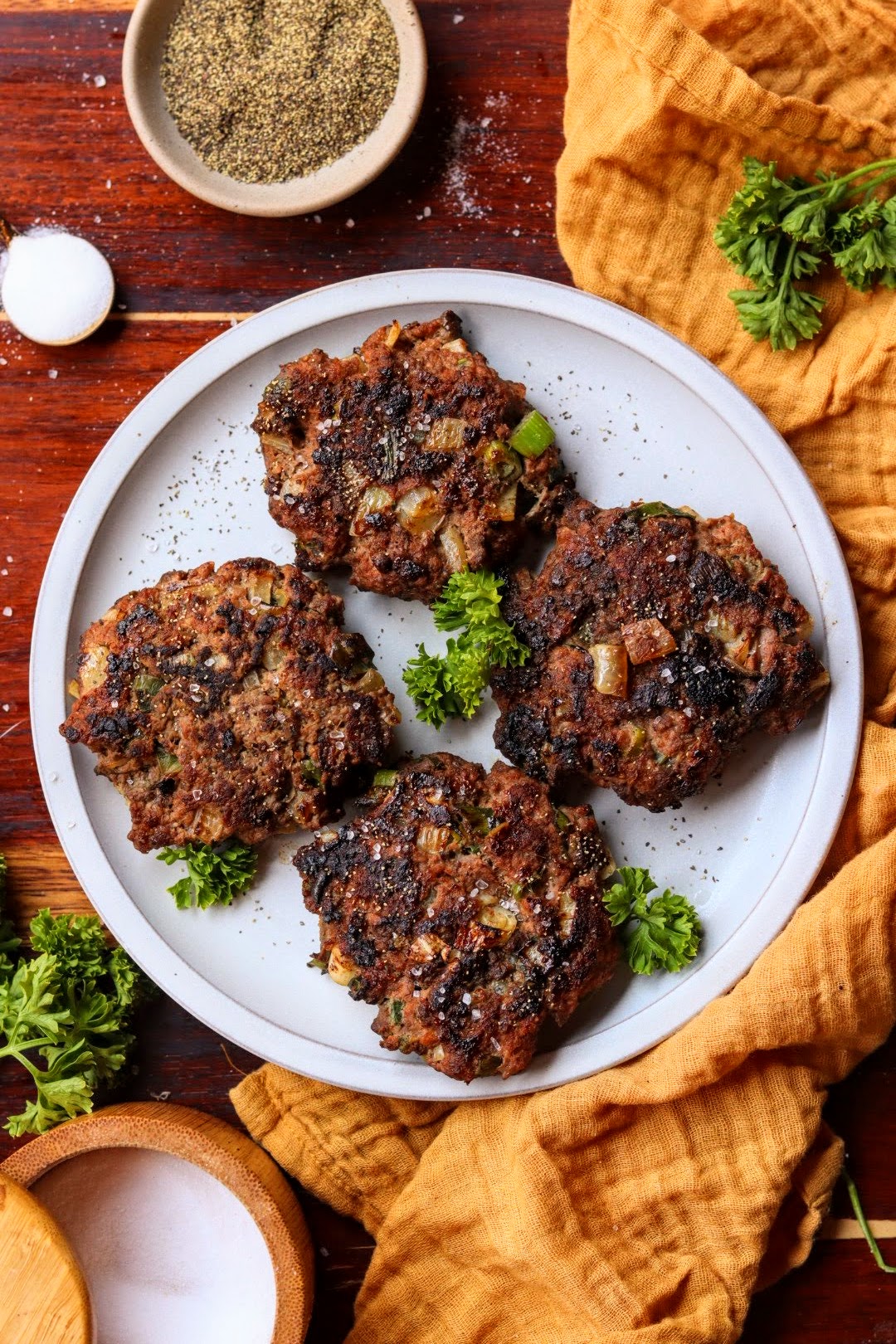 świeży sok warzywno-owocowy dozwolony sok z marchwi i jabłka w szklance obok świeżych korzeni warzyw