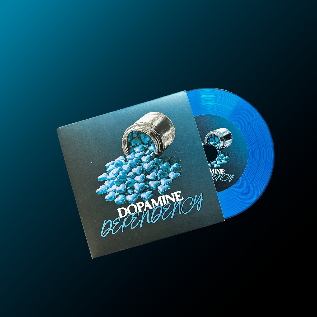 kobieta kupująca online z kartą kredytową przy laptopie w kuchni uśmiechnięta