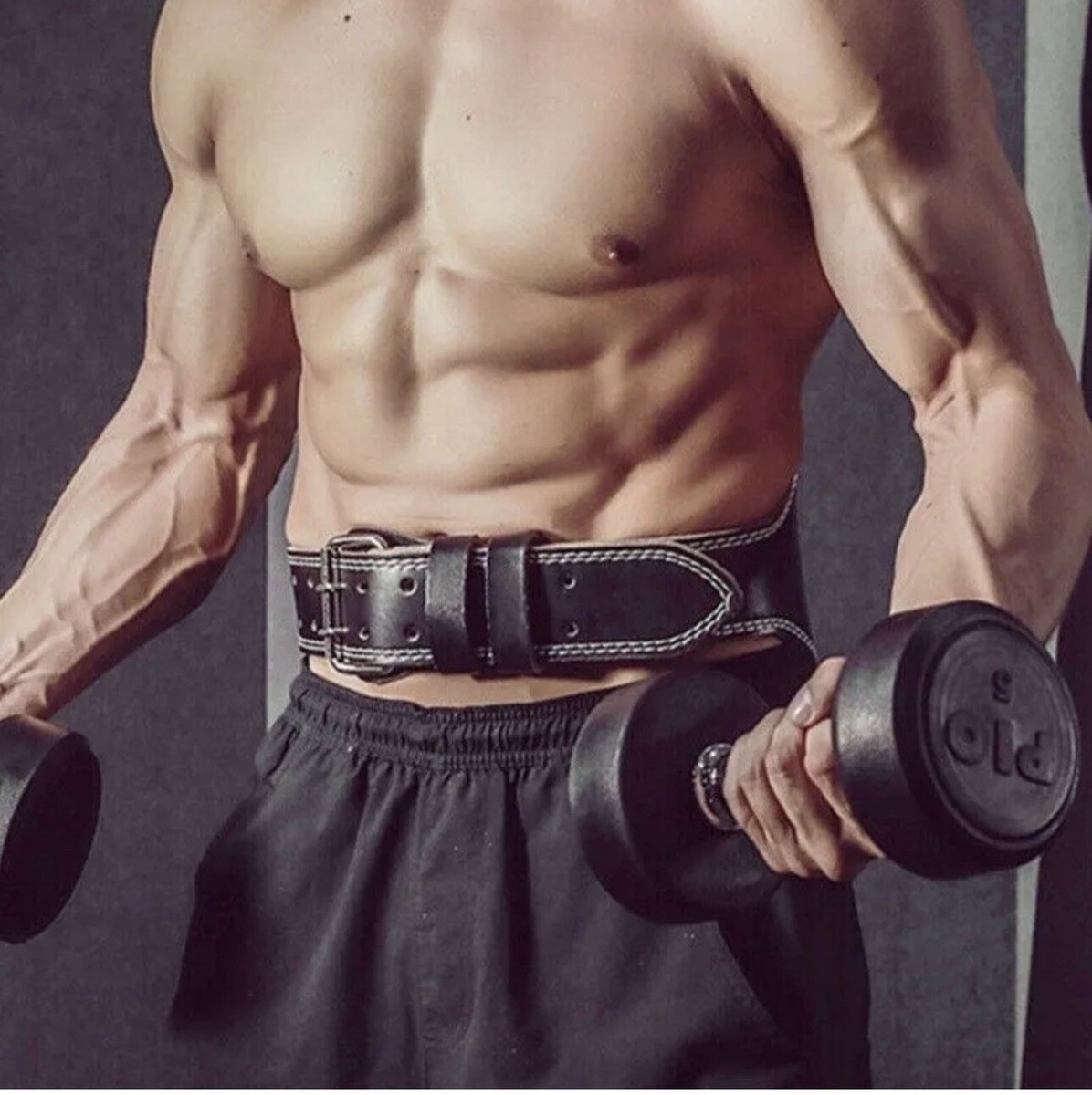 Gruba czarna skóra paska z dużą metalową klamrą i dwoma regulowanymi paskami