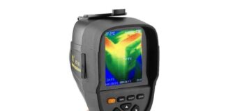 Kamery termowizyjne w medycynie: jak podczerwień ujawnia stany zapalne, zaburzenia krążenia i ukryte ogniska chorobowe? lekarz skanuje termowizyjnie klatkę piersiową pacjenta w białym kitlu gabinecie