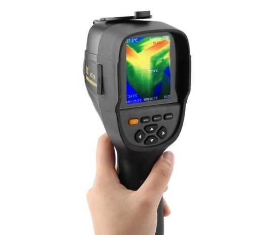 Kamery termowizyjne w medycynie: jak podczerwień ujawnia stany zapalne, zaburzenia krążenia i ukryte ogniska chorobowe? lekarz skanuje termowizyjnie klatkę piersiową pacjenta w białym kitlu gabinecie