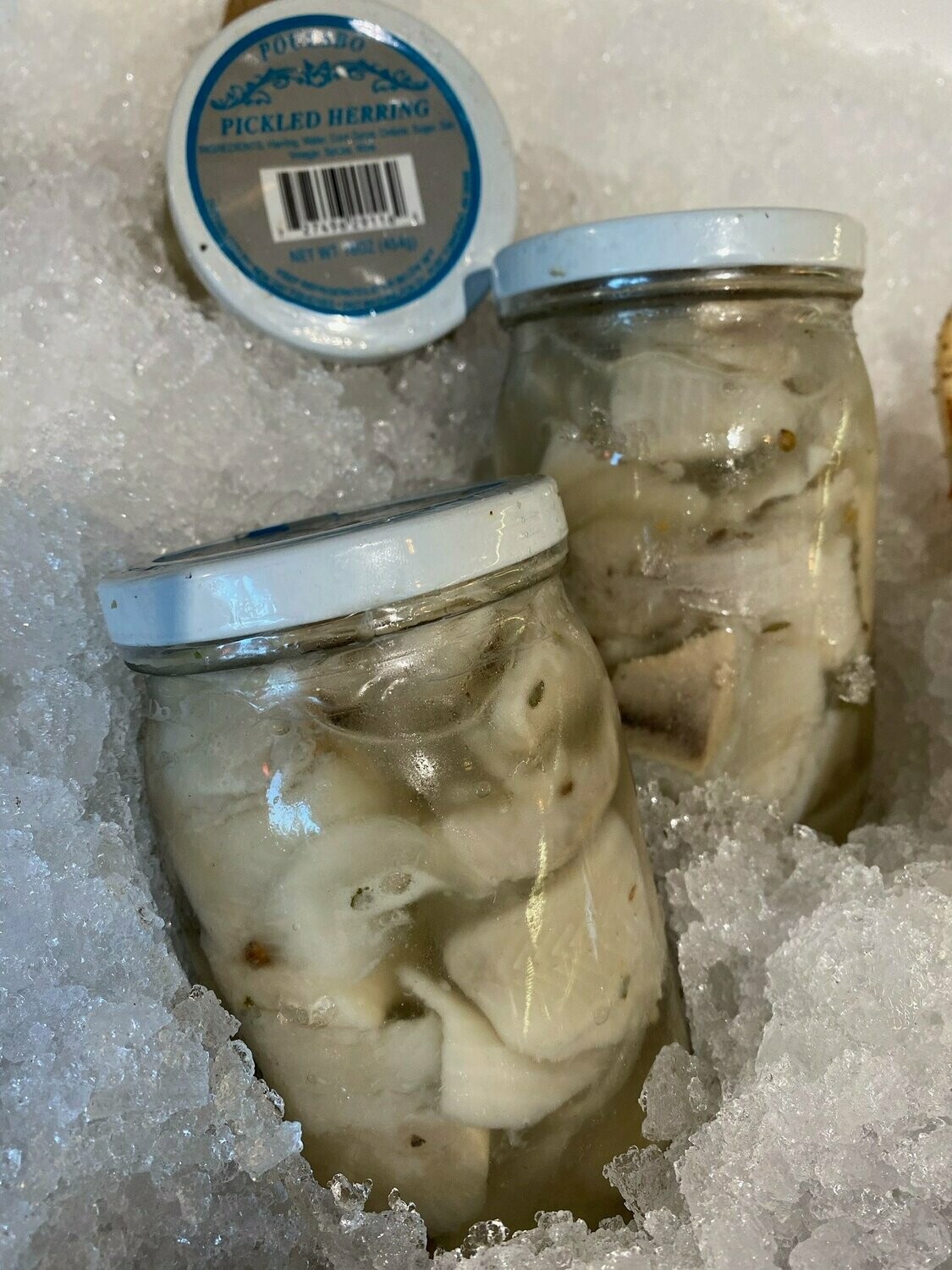 tłuste filety śledzi surowe z widoczną srebrzystą skórką i tłuszczem