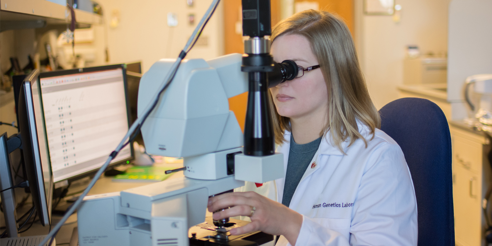 pacjentka analizująca wyniki testu genetycznego kobieta w średnim wieku czytająca wyniki testu genetycznego na tablecie