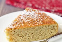 Mąka kokosowa: od puszystych wypieków po bezglutenowe panierki i fit desery jasny proszek mąki kokosowej w drewnianej misce obok połówki kokosa na stole