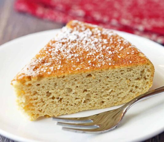 Mąka kokosowa: od puszystych wypieków po bezglutenowe panierki i fit desery jasny proszek mąki kokosowej w drewnianej misce obok połówki kokosa na stole