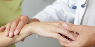 Dłonie drętwieją, nadgarstki bolą, a ty wciąż ignorujesz pierwsze sygnały cieśni nadgarstka masaz dloni i nadgarstkow codziennie