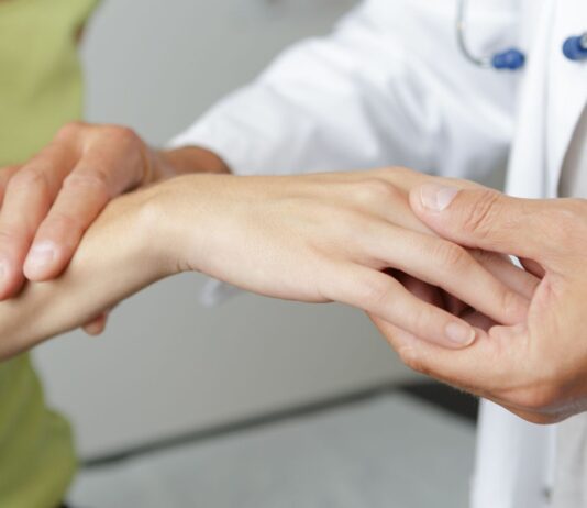 Dłonie drętwieją, nadgarstki bolą, a ty wciąż ignorujesz pierwsze sygnały cieśni nadgarstka masaz dloni i nadgarstkow codziennie