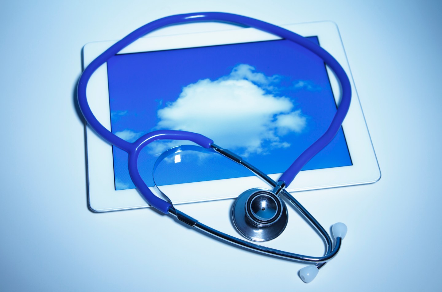 technik w data center sprawdzający serwery z kłódką bezpieczeństwa i chmurą