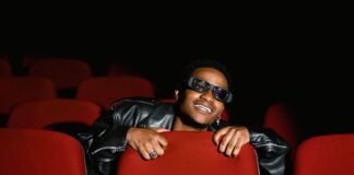 Dopamina, nagroda, powtórzenie – jak pętla uzależnienia przejmuje kontrolę nad Twoim mózgiem? młody mężczyzna wpatrzony w ekran smartfona ignorujący otoczenie w pokoju