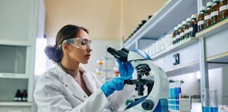 Badania genetyczne w profilaktyce: które testy pomagają wykryć zagrożenia, zanim pojawią się objawy? naukowiec w białym kitlu analizujący próbkę DNA pod mikroskopem w laboratorium