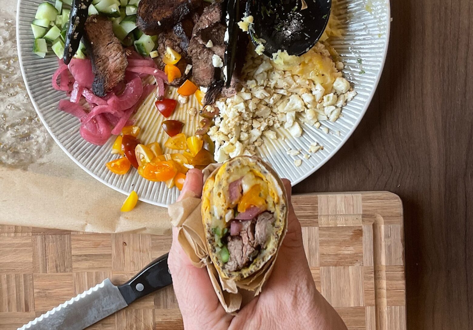 Talerz pełen świeżych jagód malin truskawek i borówek ułożonych w misce