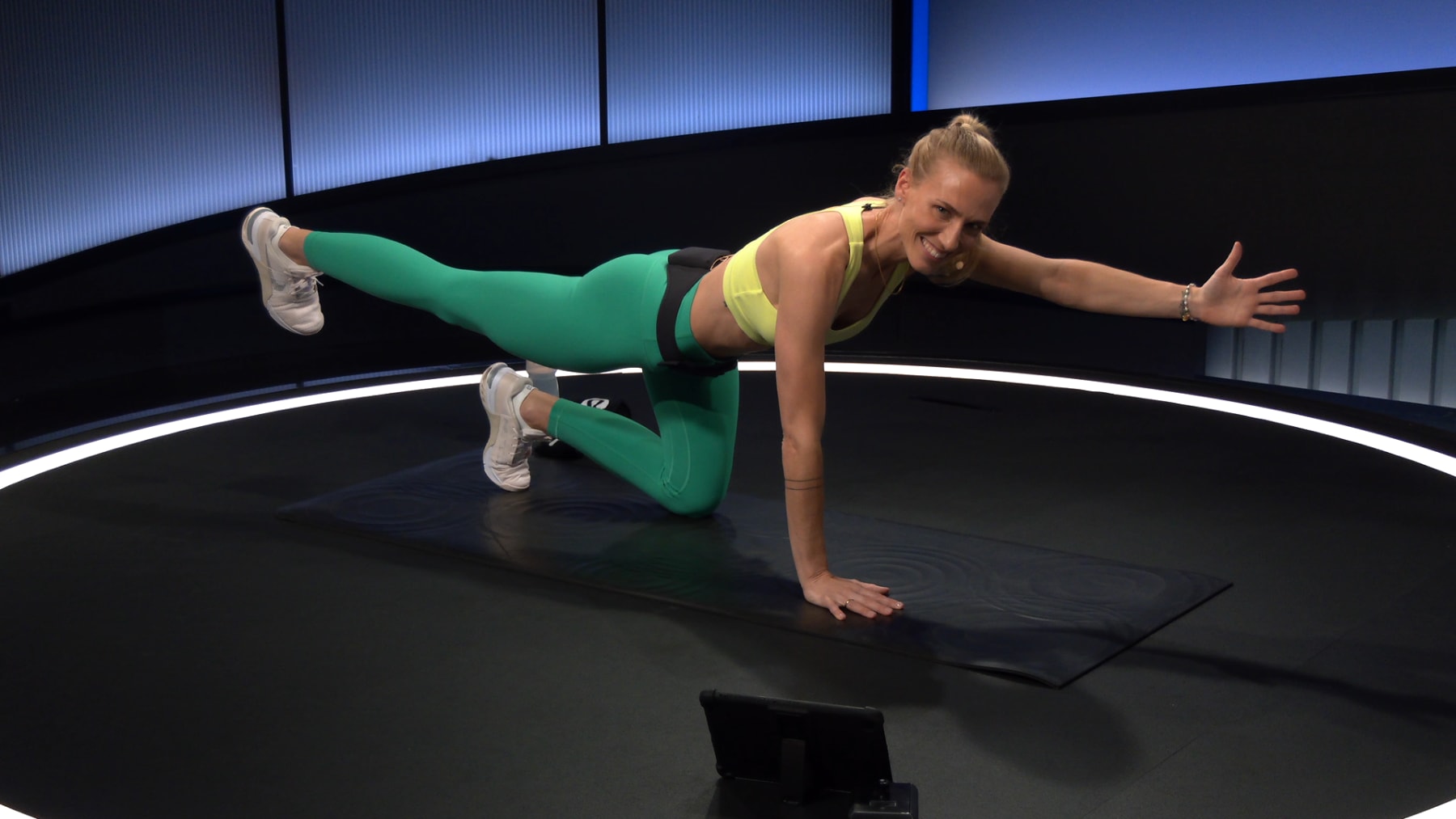 Para trenuje jumping jacks z podnoszeniem rąk i nóg w rytmie timera HIIT