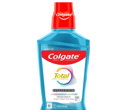 Płyn antybakteryjny do ust: jak zwalcza bakterie w jamie ustnej i kiedy należy po niego sięgnąć? butelka niebieskiego płynu antybakteryjnego do ust na białym tle z etykietą