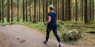 Buty do nordic walking – jak dobrać model do terenu i poziomu zaawansowania? Para ergonomicznych butów do nordic walking na białym tle z kijkami obok