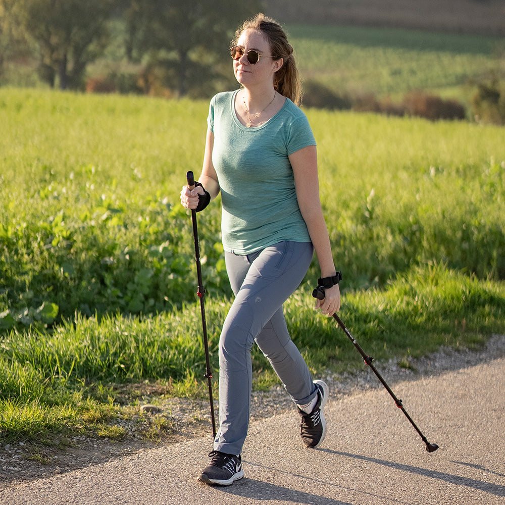 Zimowe buty do nordic walking z wodoodporną membraną na zaśnieżonej ścieżce