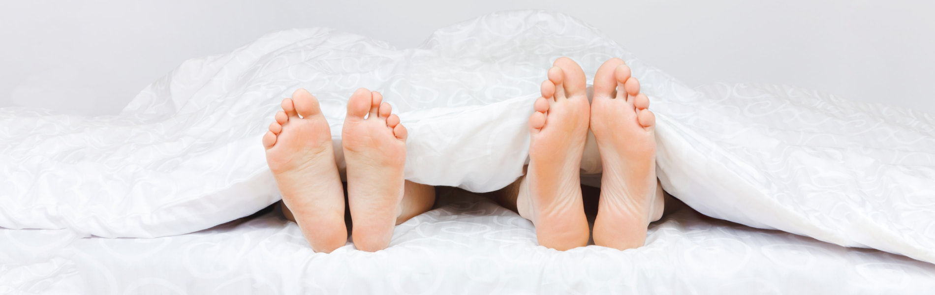 badanie per rectum prostaty urolog w rękawiczkach badający prostatę palcem u pacjenta na kozetce