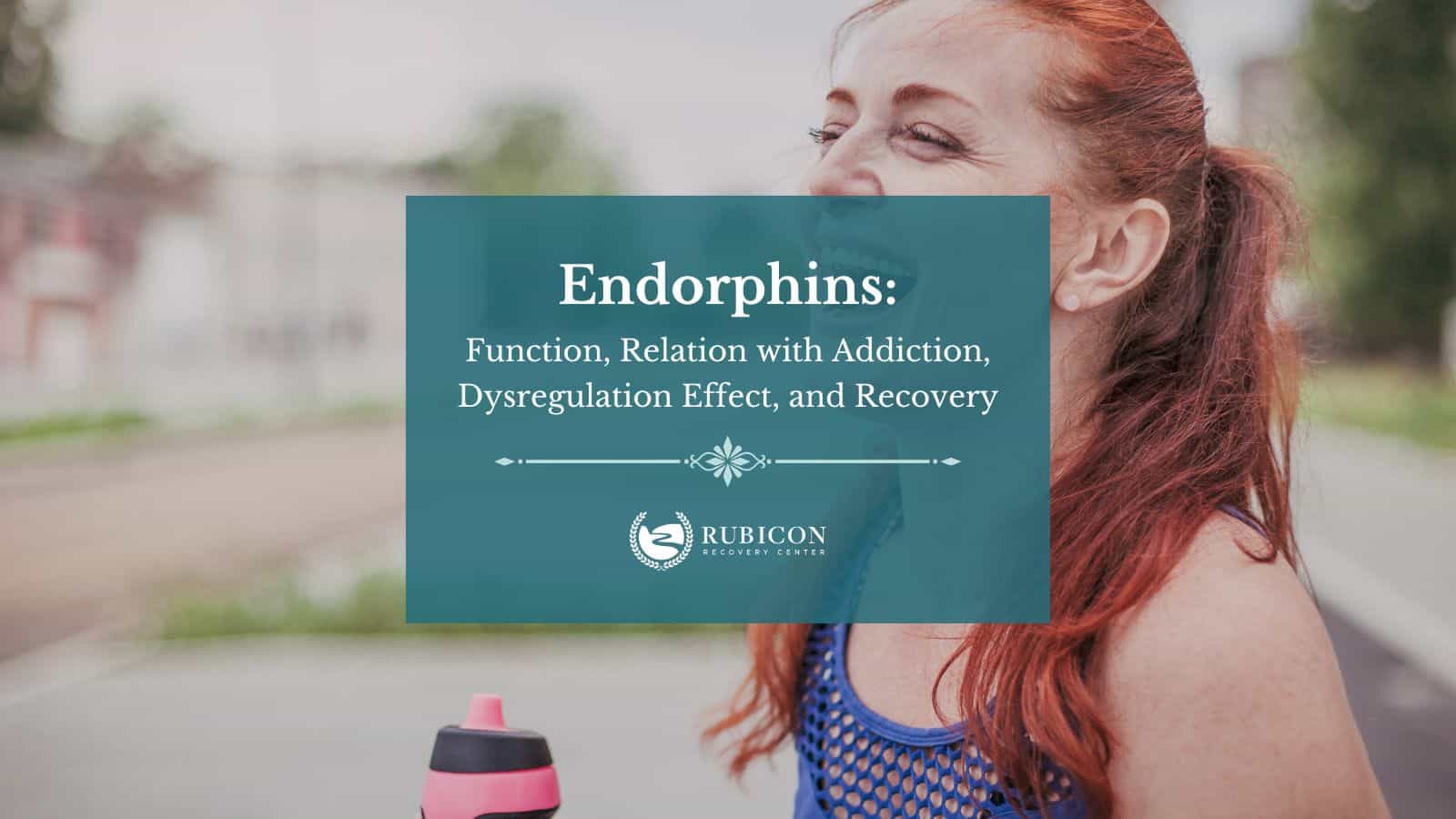 kobieta śmiejąca się z grupą znajomych przy stole w kawiarni