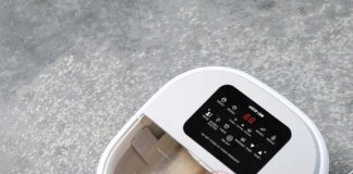 Wanna do stóp z masażem – kto skorzysta najbardziej i jak działa to urządzenie? stopy zanurzone w bulgoczacej wodzie