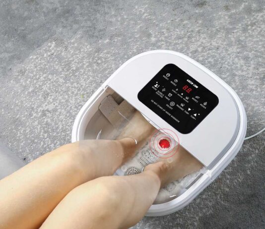 Wanna do stóp z masażem – kto skorzysta najbardziej i jak działa to urządzenie? stopy zanurzone w bulgoczacej wodzie