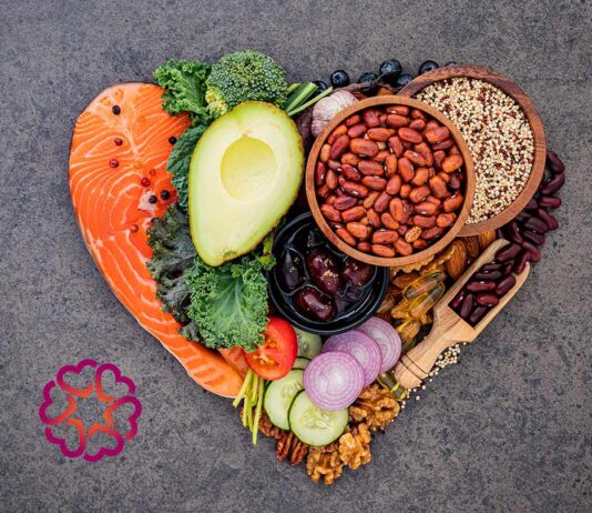 Błonnik w diecie – które produkty dostarczają go najwięcej i jak ułożyć z nich codzienne posiłki? kolorowe owoce warzywa i ziarna bogate w błonnik na drewnianym stole