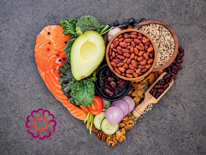 kolorowe owoce warzywa i ziarna bogate w błonnik na drewnianym stole