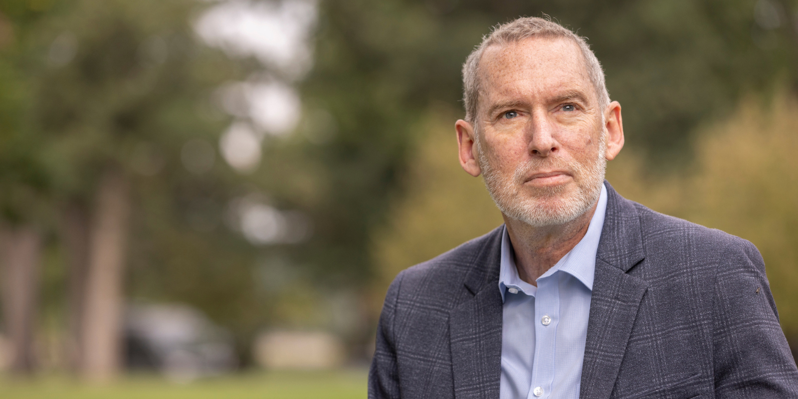 jabłko krojone na pół szybko brązowiejące na drewnianym stole